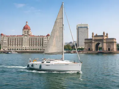 Taanti under sail with the Taj Mahal Palace and Gateway of India behind
